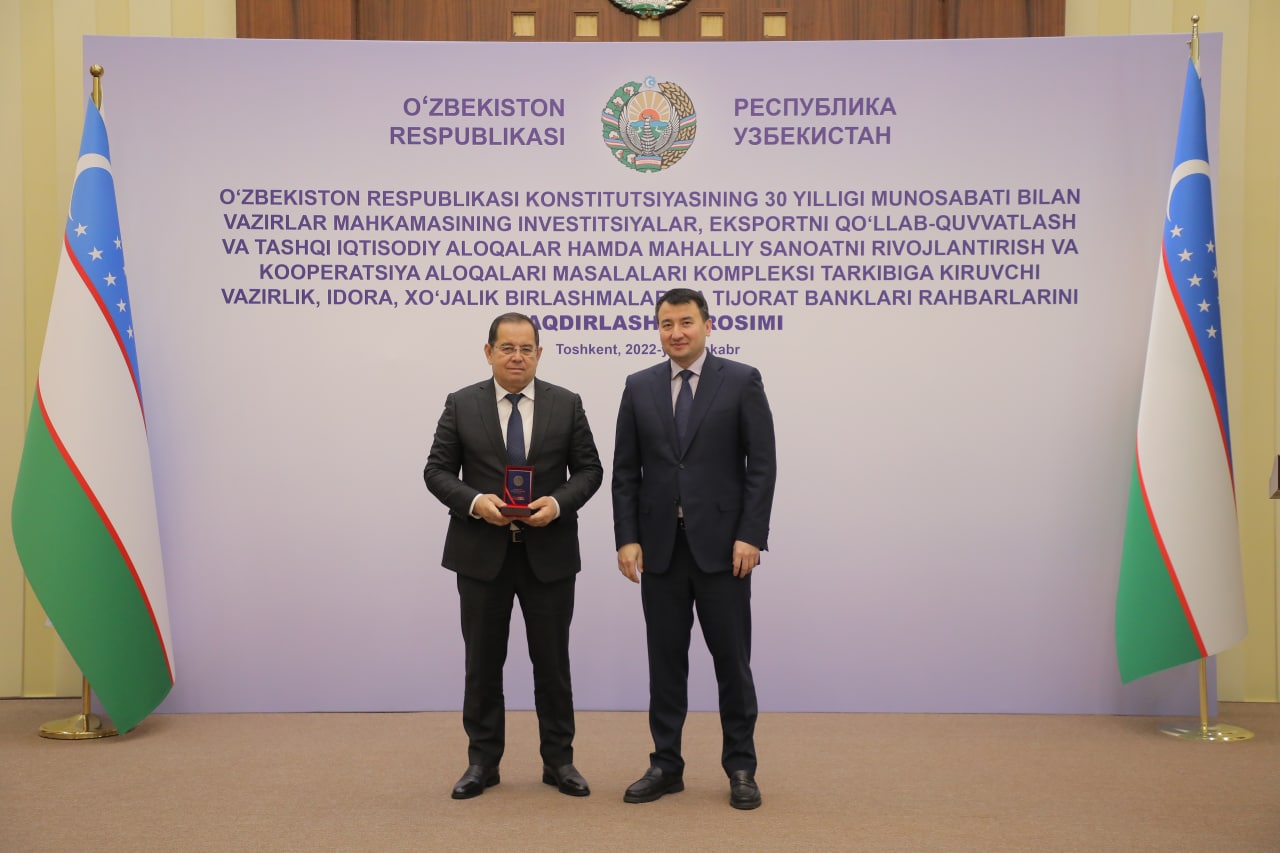 ПРИЗНАНИЕ: Вручены памятные знаки «30 лет Конституции Узбекистана»